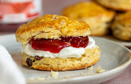 Ricetta fit: Scones con ripieno di quark e fragole